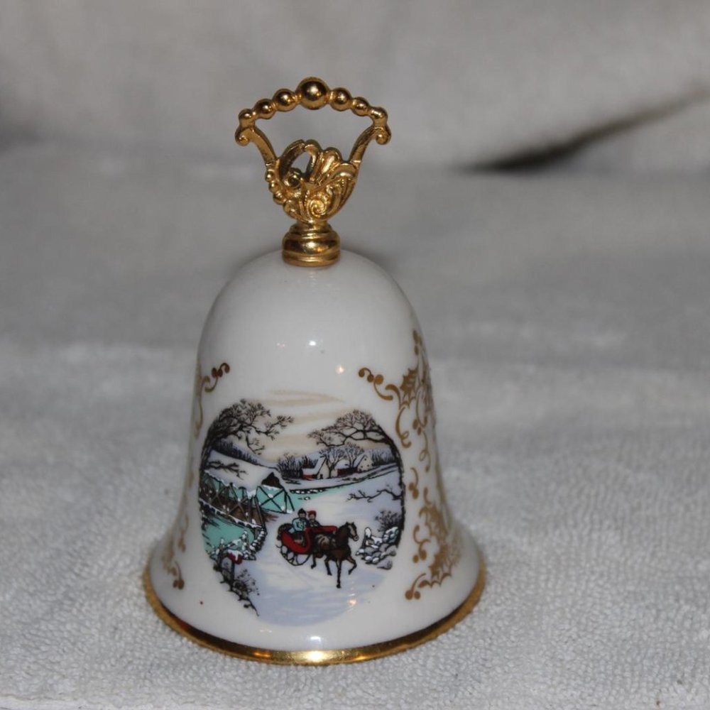 VINTAGE NOEL 1983 GORHAM FINE CHINA CURRIER & IVES CHRISTMAS BELL 3.75” HIGH